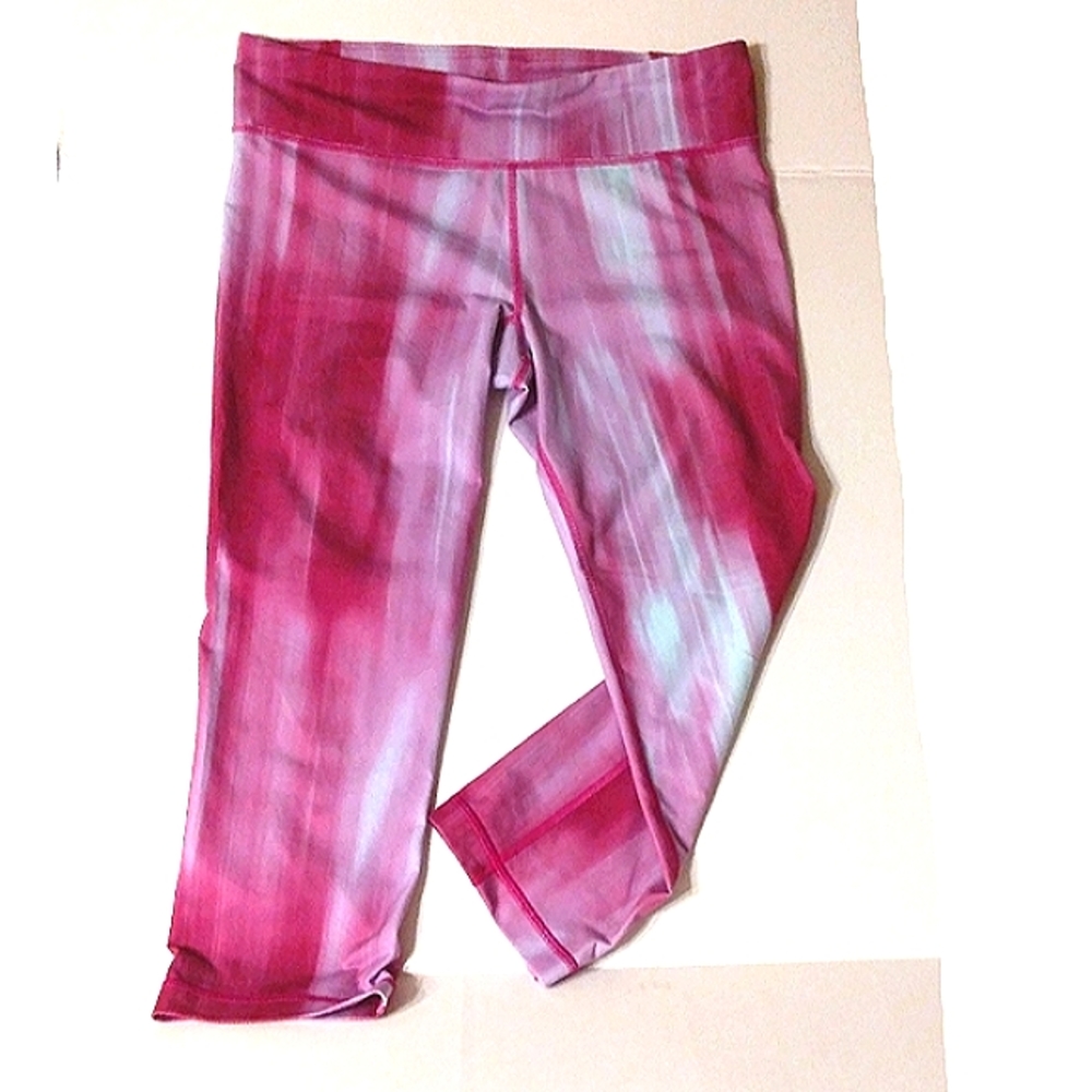 EUC Women's Under Armour Purple Ombre Athletic stretch Capri pants